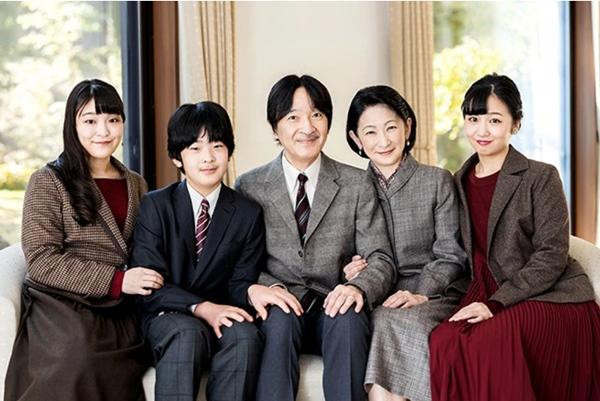 Gia đình của Thân vương Fumihito (em trai của Thiên hoàng): Công chúa Mako, Hoàng tử Hisahito, Thân vương Fumihito, Thân vương phi Kiko, Công chúa Kako. Ảnh: Cơ quan Nội chính Hoàng gia Nhật Bản. Gia đình của Thân vương Fumihito (em trai của Thiên hoàng): Công chúa Mako, Hoàng tử Hisahito, Thân vương Fumihito, Thân vương phi Kiko, Công chúa Kako. Ảnh: Cơ quan Nội chính Hoàng gia Nhật Bản.