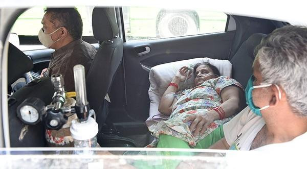 Một bệnh nhân COVID-19 nằm đợi trong một chiếc xe do không được nhận vào bệnh viện LNJP (New Delhi) vì bệnh viện đã hết giường. Ảnh: Getty. Một bệnh nhân COVID-19 nằm đợi trong một chiếc xe do không được nhận vào bệnh viện LNJP (New Delhi) vì bệnh viện đã hết giường. Ảnh: Getty.