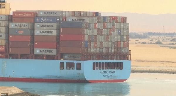 Một con tàu mang cờ Mỹ, chở theo rất nhiều hàng hóa, đang đi qua kênh đào Suez sau khi Ever Given đã rời đi. Ảnh: AP.