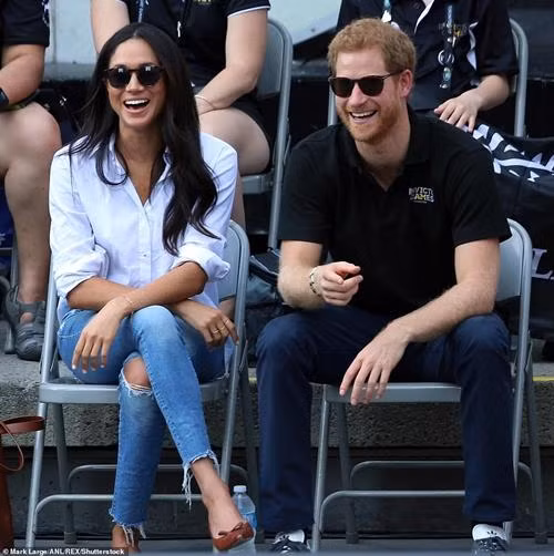 Harry - Meghan trong lần xuất hiện công khai đầu tiên cùng nhau. Ảnh: Mark Large/ ANL/ REX/ Shutterstock.