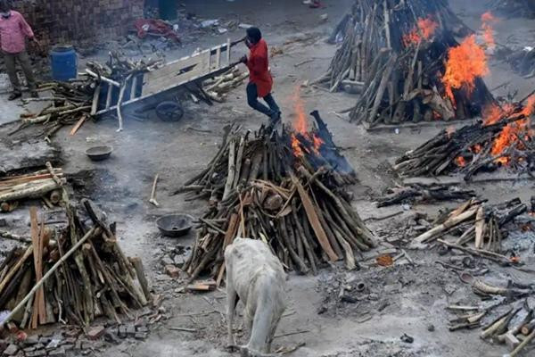 Các khu hỏa táng ở Ấn Độ đều hoạt động liên tục trong nhiều ngày nay. Ảnh: AFP.