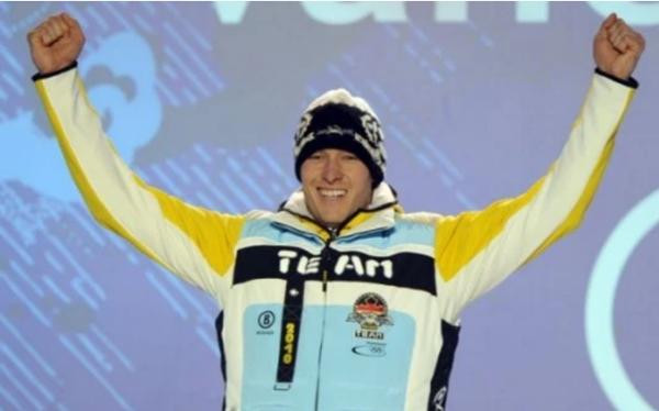 David Moeller, VĐV từng mẻ cả răng vì cắn huy chương để chụp ảnh. Ảnh: Metro.