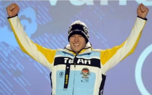 David Moeller, VĐV từng mẻ cả răng vì cắn huy chương để chụp ảnh. Ảnh: Metro.