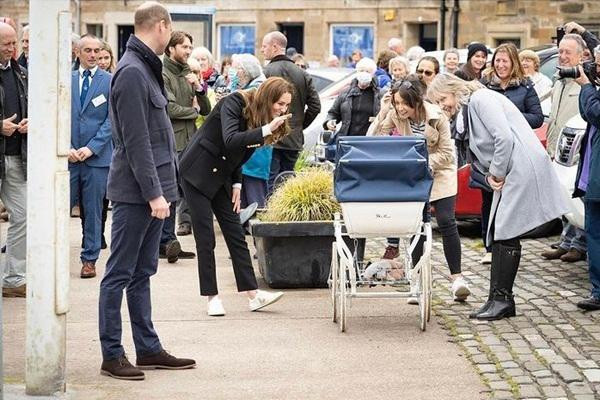 Bức ảnh đang khiến các fan của Hoàng gia Anh rất... buồn cười. Ảnh: Twitter. Bức ảnh đang khiến các fan của Hoàng gia Anh rất... buồn cười. Ảnh: Twitter.