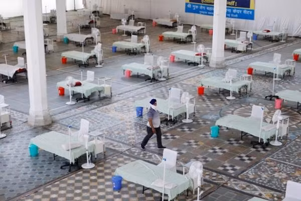 New Delhi phải biến nhiều nơi thành trung tâm chăm sóc bệnh nhân COVID-19 tạm thời. Ảnh: Reuters. New Delhi phải biến nhiều nơi thành trung tâm chăm sóc bệnh nhân COVID-19 tạm thời. Ảnh: Reuters.