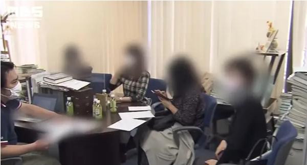 "Liên đoàn nạn nhân" đi báo cảnh sát. Ảnh: Newsflash. "Liên đoàn nạn nhân" đi báo cảnh sát. Ảnh: Newsflash.