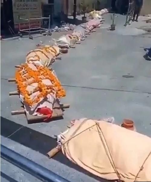 Xác bệnh nhân đang xếp hàng để vào một khu hỏa táng ở Delhi. Ảnh: The Sun. Xác bệnh nhân đang xếp hàng để vào một khu hỏa táng ở Delhi. Ảnh: The Sun.