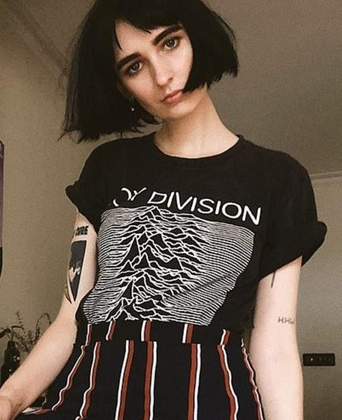 Amelia mặc chiếc áo phông cũ để chụp ảnh. Ảnh: Instagram.