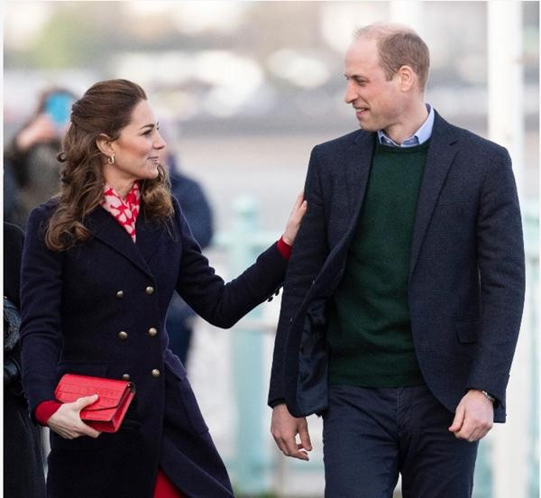 Vợ chồng William - Kate nhận được tỷ lệ ủng hộ rất cao của công chúng, nên có lẽ đã đến lúc họ hỗ trợ Nữ hoàng nhiều hơn. Ảnh: Mark Cuthbert/ Getty Images. Vợ chồng William - Kate nhận được tỷ lệ ủng hộ rất cao của công chúng, nên có lẽ đã đến lúc họ hỗ trợ Nữ hoàng nhiều hơn. Ảnh: Mark Cuthbert/ Getty Images.
