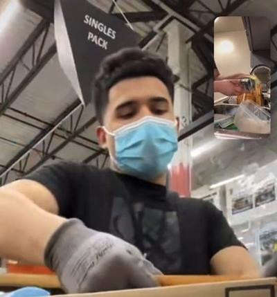 Anh người yêu làm việc tại một kho hàng của Amazon. Ảnh: Nela. Anh người yêu làm việc tại một kho hàng của Amazon. Ảnh: Nela.