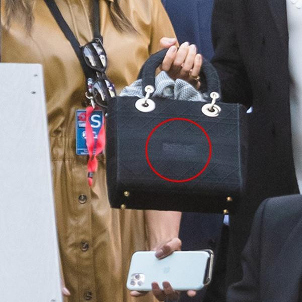 Một số người tinh mắt đã nhận ra các chữ cái DSSOS trên túi của Meghan. Ảnh: Hello. Một số người tinh mắt đã nhận ra các chữ cái DSSOS trên túi của Meghan. Ảnh: Hello.