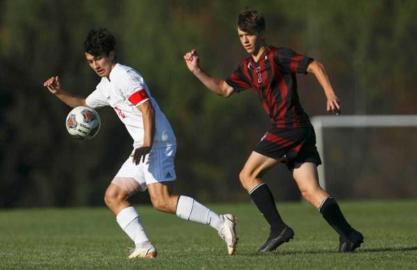 Kevin Hubbell của trường trung học Benzie Central (trái) là một ngôi sao bóng đá đầy tiềm năng (ảnh trong trận giữa trường Benzie Central với trường Traverse City Christian). Ảnh: Mike Krebs/ Record-Eagle.