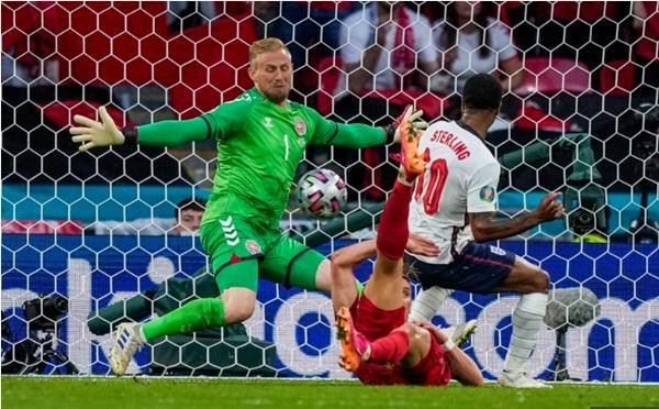 Tư thế "sao biển" của thủ môn Schmeichel "con" trong trận Anh - Đan Mạch. Ảnh: AP. Tư thế "sao biển" của thủ môn Schmeichel "con" trong trận Anh - Đan Mạch. Ảnh: AP.