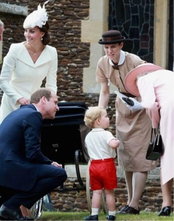 Bà Maria (váy nâu) cùng Nữ hoàng và nhà William - Kate. Ảnh: Chris Jackson/ Getty Images. Bà Maria (váy nâu) cùng Nữ hoàng và nhà William - Kate. Ảnh: Chris Jackson/ Getty Images.