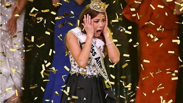 Phản ứng của Emma khi trở thành Hoa hậu khiến ai cũng buồn cười. Ảnh: Jessica Hill. Phản ứng của Emma khi trở thành Hoa hậu khiến ai cũng buồn cười. Ảnh: Jessica Hill.