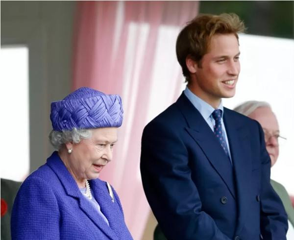 Nữ hoàng trực tiếp đào tạo William từ khi William mới ở tuổi teen. Ảnh: Max Mumby/ Indigo/ Getty Images.