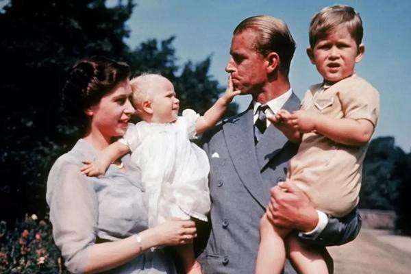 Vợ chồng Elizabeth - Philip và hai con (Anne, Charles). Ảnh: Getty Images.