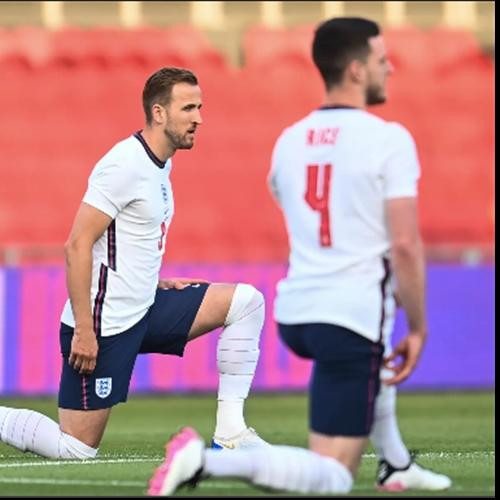 Các cầu thủ Anh và Ý đều sẽ thực hiện hành động quỳ một gối trước khi bắt đầu trận chung kết. Ảnh: The Guardian. Các cầu thủ Anh và Ý đều sẽ thực hiện hành động quỳ một gối trước khi bắt đầu trận chung kết. Ảnh: The Guardian.