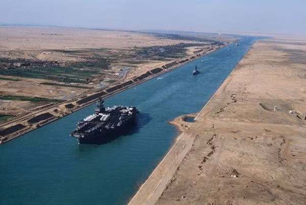 Kênh đào Suez là một trong những đường lưu thông quan trọng nhất của thương mại quốc tế. Ảnh: Wikimedia.
