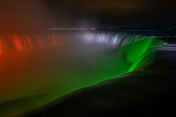 Thác Niagara được chiếu đèn 3 màu theo màu cờ Ấn Độ. Ảnh: Niagara Parks. Thác Niagara được chiếu đèn 3 màu theo màu cờ Ấn Độ. Ảnh: Niagara Parks.