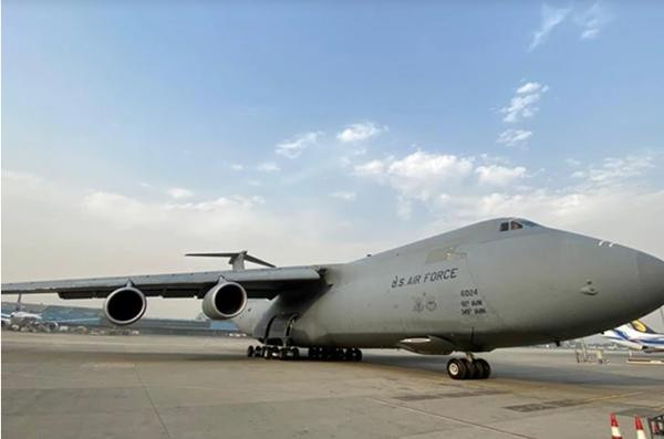 Máy bay mang vật tư y tế của Mỹ đã hạ cánh xuống thủ đô New Delhi (Ấn Độ) vào sáng nay. Ảnh: USAndIndia. Máy bay mang vật tư y tế của Mỹ đã hạ cánh xuống thủ đô New Delhi (Ấn Độ) vào sáng nay. Ảnh: USAndIndia.