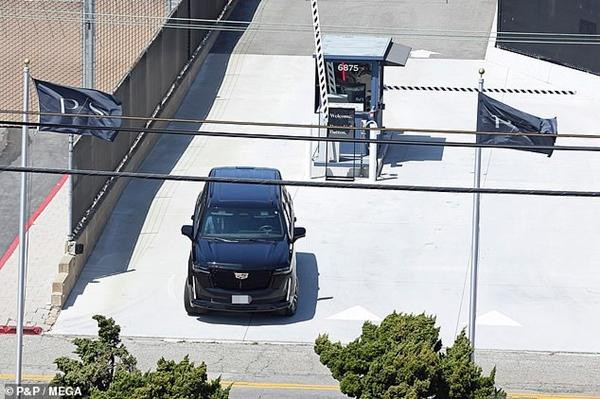 Xe của Harry được nhìn thấy rời sân bay Los Angeles sau khi chuyến bay từ Anh hạ cánh. Ảnh: P&P/ MEGA. Xe của Harry được nhìn thấy rời sân bay Los Angeles sau khi chuyến bay từ Anh hạ cánh. Ảnh: P&P/ MEGA.