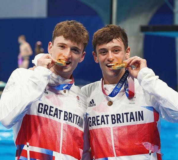 Các VĐV người Anh cắn huy chương tại Olympic Tokyo 2020. Ảnh: Instagram.