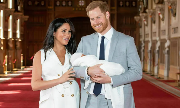 Harry - Meghan và cậu bé Archie khi mới chào đời. Ảnh: AP. Harry - Meghan và cậu bé Archie khi mới chào đời. Ảnh: AP.
