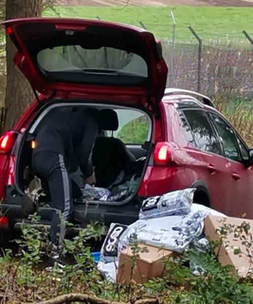 Amy nhìn thấy một shipper đang vứt nhiều bưu phẩm xuống đường. Ảnh: Amy Taylor. Amy nhìn thấy một shipper đang vứt nhiều bưu phẩm xuống đường. Ảnh: Amy Taylor.