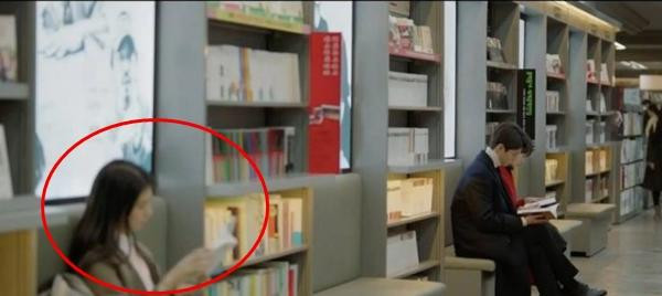 Noreen và một vai diễn chỉ ngồi tại chỗ. Ảnh: Joyce in Korea. Noreen và một vai diễn chỉ ngồi tại chỗ. Ảnh: Joyce in Korea.