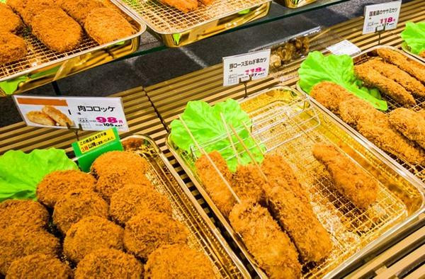 Quầy thức ăn chín được rất nhiều khách hàng ở Nhật ưa chuộng. Ảnh minh họa: Hamahiro/ Pixta.