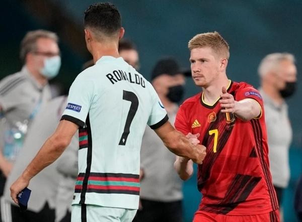 De Bruyne (Bỉ) bày tỏ sự tôn trọng và biết ơn Ronaldo. Ảnh: The Sun. De Bruyne (Bỉ) bày tỏ sự tôn trọng và biết ơn Ronaldo. Ảnh: The Sun.