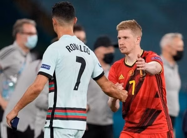De Bruyne (Bỉ) bày tỏ sự tôn trọng và biết ơn Ronaldo. Ảnh: The Sun.