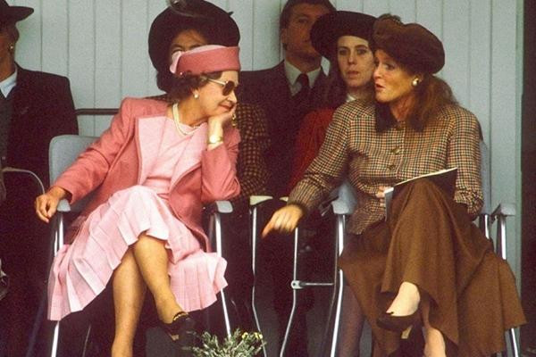 Fergie là người có không ít tai tiếng, nhưng Nữ hoàng vẫn dành sự quý mến cho người con dâu cũ này. Ảnh: New Idea. Fergie là người có không ít tai tiếng, nhưng Nữ hoàng vẫn dành sự quý mến cho người con dâu cũ này. Ảnh: New Idea.