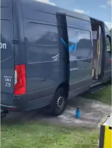 Xe ô tô giao hàng chỉ phục vụ mỗi một khách. Ảnh: Cassie - Tierra.