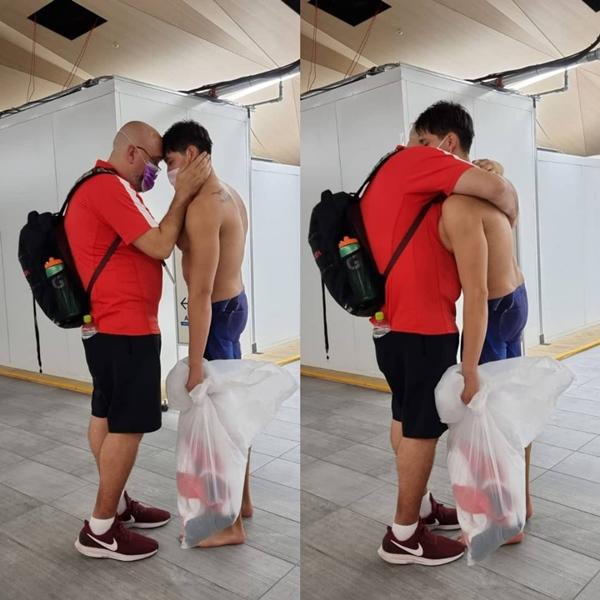 Hình ảnh HLV ôm Schooling để an ủi khiến nhiều người xúc động. Ảnh: Instagram. Hình ảnh HLV ôm Schooling để an ủi khiến nhiều người xúc động. Ảnh: Instagram.