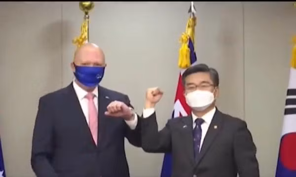 Ông Peter Dutton và ông Suh Wook. Ảnh: Twitter.