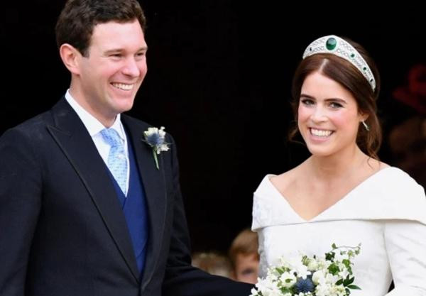 Công chúa Eugenie, em gái của Beatrice, và chồng trong ngày cưới. Ảnh: Getty Images. Công chúa Eugenie, em gái của Beatrice, và chồng trong ngày cưới. Ảnh: Getty Images.