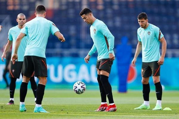 Ronaldo đăng ảnh tập luyện cùng đồng đội trước trận gặp Pháp. Ảnh: Instagram.