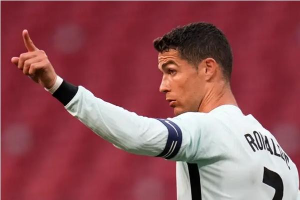 Các fan của Bồ Đào Nha không hài lòng với HLV hiện tại và mong sau này Ronaldo sẽ trở thành HLV đội tuyển quốc gia.