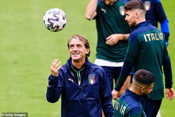 HLV Mancini cho phép các cầu thủ của mình ăn pizza, nhưng cũng phải là loại pizza được làm riêng. Ảnh: Getty Images. HLV Mancini cho phép các cầu thủ của mình ăn pizza, nhưng cũng phải là loại pizza được làm riêng. Ảnh: Getty Images.