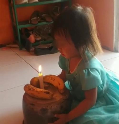 Cô bé vẫn rất vui dù sinh nhật giản dị. Ảnh: Warung Jurnalist.