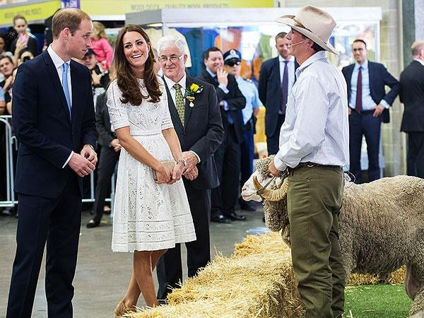 Kate không ngại trêu chồng: Cô bảo William thử đội mũ len lông lạc đà vì anh... ít tóc hơn cô nên cần cái mũ hơn. Ảnh: Tim Rooke/ REX USA. Kate không ngại trêu chồng: Cô bảo William thử đội mũ len lông lạc đà vì anh... ít tóc hơn cô nên cần cái mũ hơn. Ảnh: Tim Rooke/ REX USA.