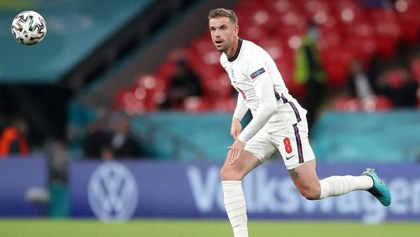 Jordan Henderson là một trong số ít cầu thủ không tháo huy chương, ít ra là trong lúc máy quay còn hướng vào anh. Ảnh: Nick Potts/ PA.