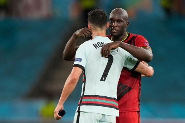 Ronaldo và Lukaku ôm nhau sau tiếng còi kết thúc trận đấu. Ảnh: Getty. Ronaldo và Lukaku ôm nhau sau tiếng còi kết thúc trận đấu. Ảnh: Getty.