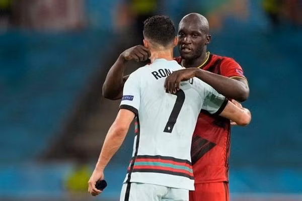 Ronaldo và Lukaku ôm nhau sau tiếng còi kết thúc trận đấu. Ảnh: Getty. Ronaldo và Lukaku ôm nhau sau tiếng còi kết thúc trận đấu. Ảnh: Getty.