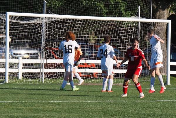 Các cầu thủ của đội bóng bị "hủy diệt" cảm thấy trái tim như tan vỡ. Ảnh: Detroit News.