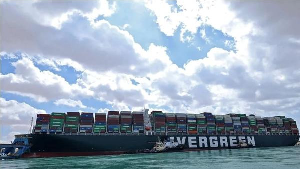 Nhiều nỗ lực đã và đang được thực hiện để "giải cứu kênh đào Suez". Ảnh: AFP.