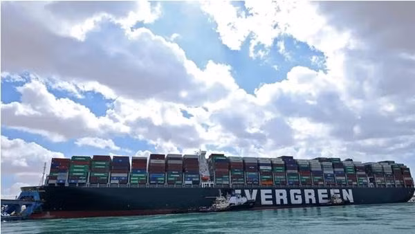Nhiều nỗ lực đã và đang được thực hiện để "giải cứu kênh đào Suez". Ảnh: AFP. Nhiều nỗ lực đã và đang được thực hiện để "giải cứu kênh đào Suez". Ảnh: AFP.