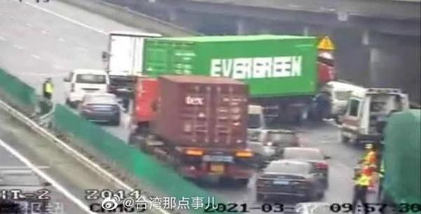 Xe tải với container có chữ Evergreen chắn ngang đường cao tốc ở Trung Quốc. Ảnh: Weibo. Xe tải với container có chữ Evergreen chắn ngang đường cao tốc ở Trung Quốc. Ảnh: Weibo.